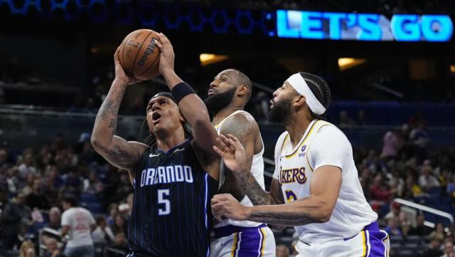 开云平台-防守瘫痪篮板被爆！詹眉时间拉满湖人季初隐患重重