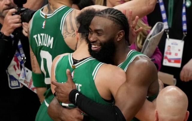 体育直播-争议！怀特绝杀超时？名记晒图：裁判多给绿军0.2秒