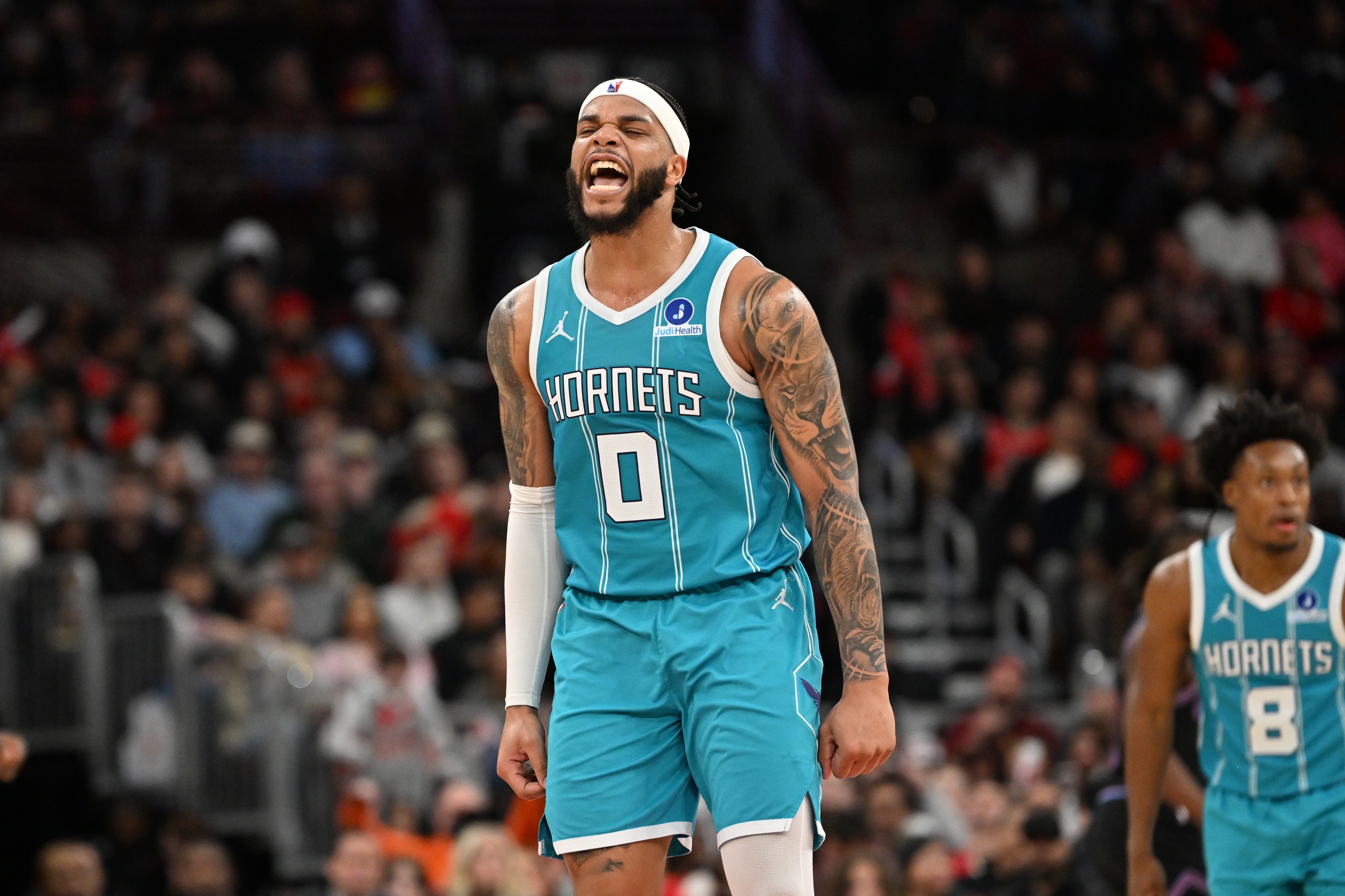 体育赛事-活力无限！布里奇斯自投自抢打进两分 黄蜂领先魔术30分