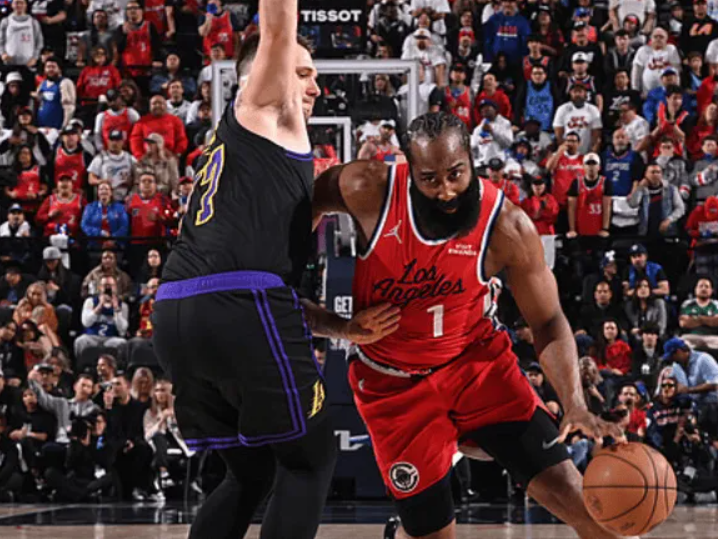 开云官方-抢戏！湖人险26分逆转，詹姆斯历史第1，哈登21中6，伦纳德创纪录