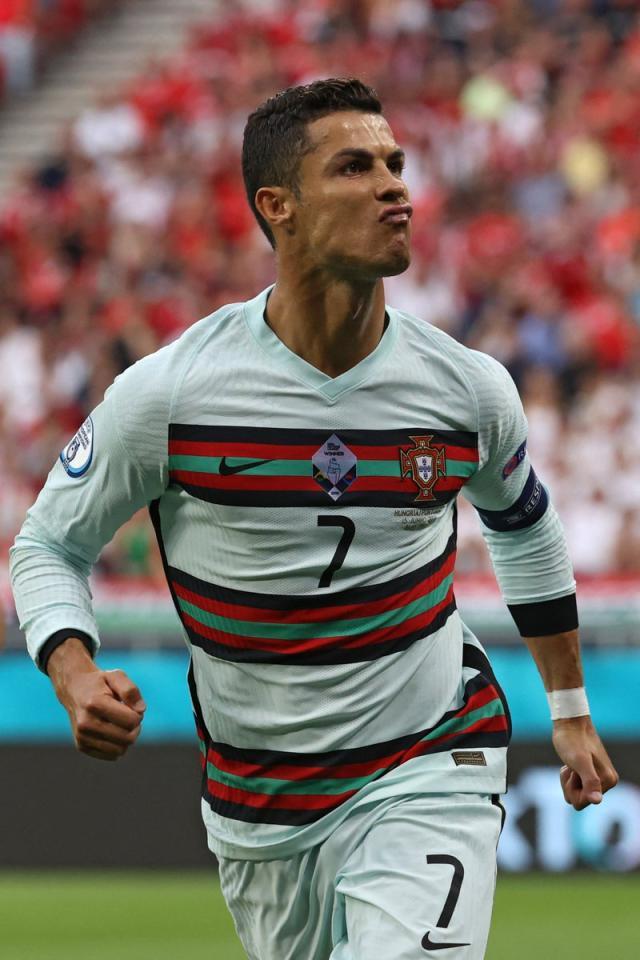 体育娱乐-梅开二度 破多项纪录 当选比赛最佳 C罗谢队友